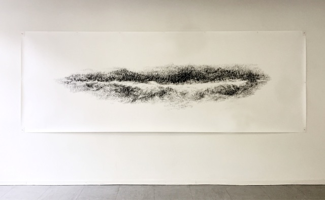 Lichtung DU, 2019, Kohle und Grafit, 150 x 450 cm, Wandinstallation im Künstlerhaus Goldstrasse 15, Duisburg